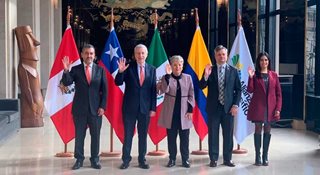 Tres hombres y dos mujeres, funcionarios de Perú, Chile, México y Colombia, en la Alianza del Pacífico.