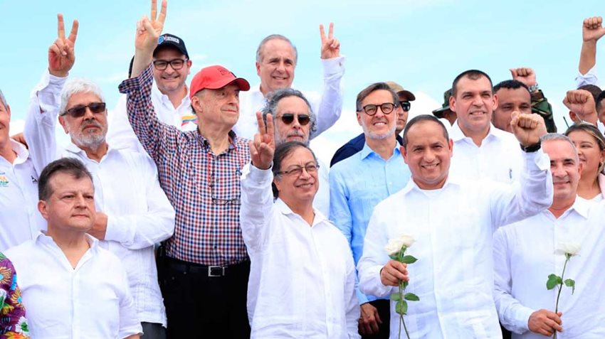 Presidente Petro, junto a funcionarios de los Gobiernos de Colombia y Venezuela, en apertura de frontera.