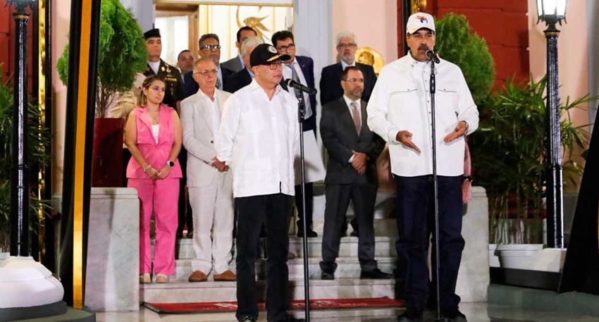 Presidentes Petro y Maduro hablando por micrófonos al público y detrás varios funcionarios de ambos Gobiernos.