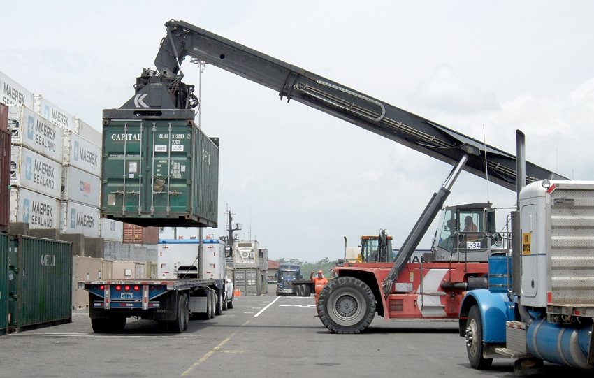 Está permitido adelantar operaciones de exportación, importación y tránsito aduanero de mercancías.