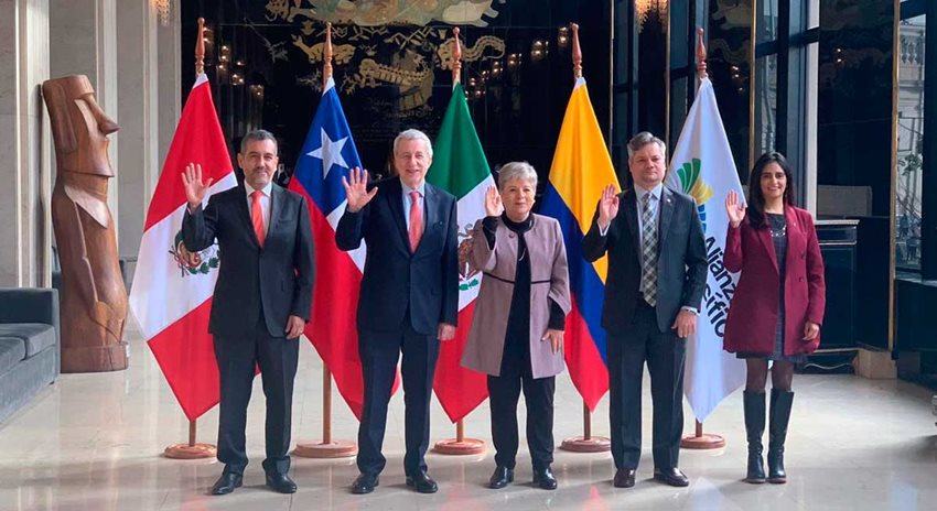 Tres hombres y dos mujeres, funcionarios de Perú, Chile, México y Colombia, en la Alianza del Pacífico.