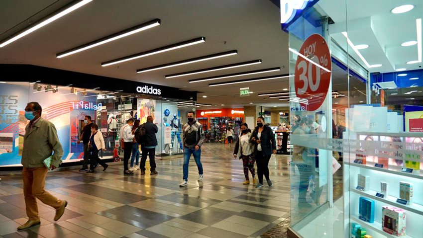 Personas caminando en centro comercial durante el primer día sin IVA de 2022.