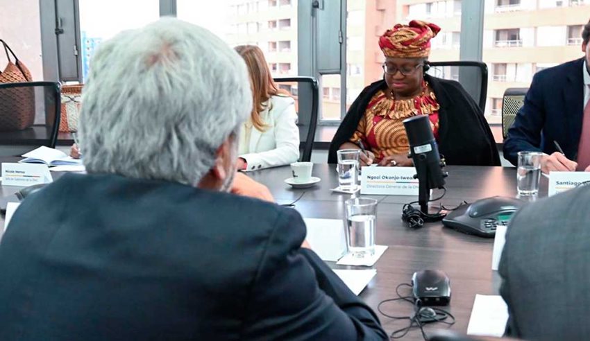 Directora general de la OMC, Ngozi Okonjo-Iweala, reunida con el ministro Germán Umaña en un sala de juntas.
