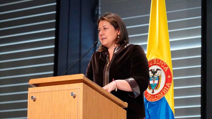 Ministra de Comercio, Industria y Turismo, Ximena Lombana, en medio de una presentación en un atril.