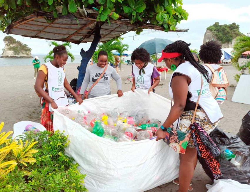 Personas recolectando residuos durante la Gran Jornada Colombia Limpia 2021.