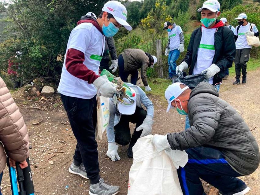 Personas haciendo limpieza y recogiendo desechos en el marco de la campaña Colombia Limpia.