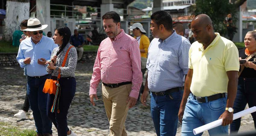 Cinco personas caminan por las calles del municipio de Miranda (Cauca).