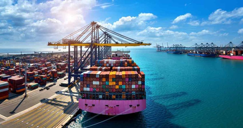 Barco cargado con contenedores de colores y atracado en un muelle.