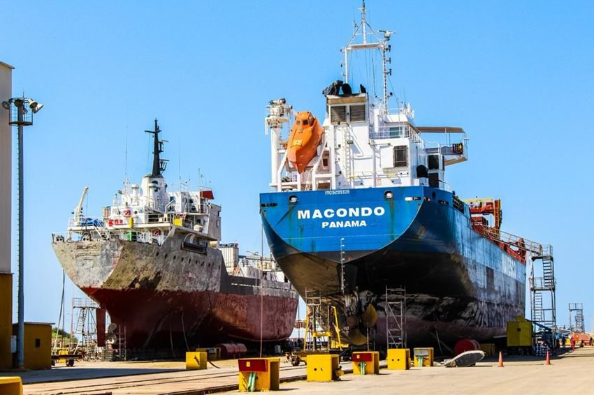 Dos barcos en un puerto.