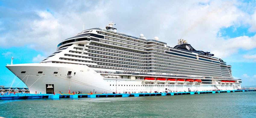 Fotografía panorámica de crucero atracado en un muelle.
