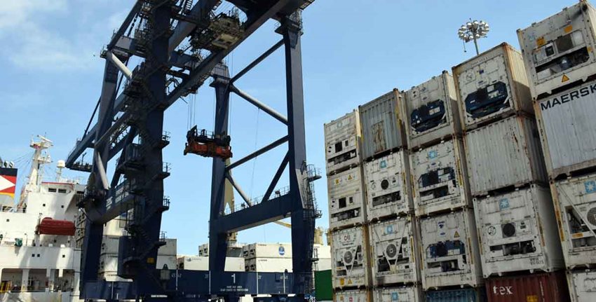 Foto de estructura de carga pesada y containers blancos organizados por filas.