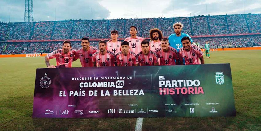 11 hombres del equipo de fútbol Inter de Miami posando para la foto, en medio del estadio de Medellín.