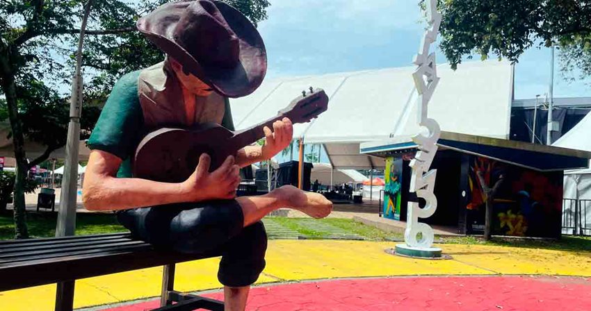 Estatua de hombre representativo del Meta, tocando un instrumento de cuerdas.