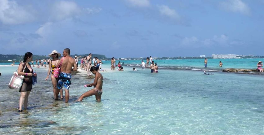 Personas disfrutando el mar de San Andrés en el día.