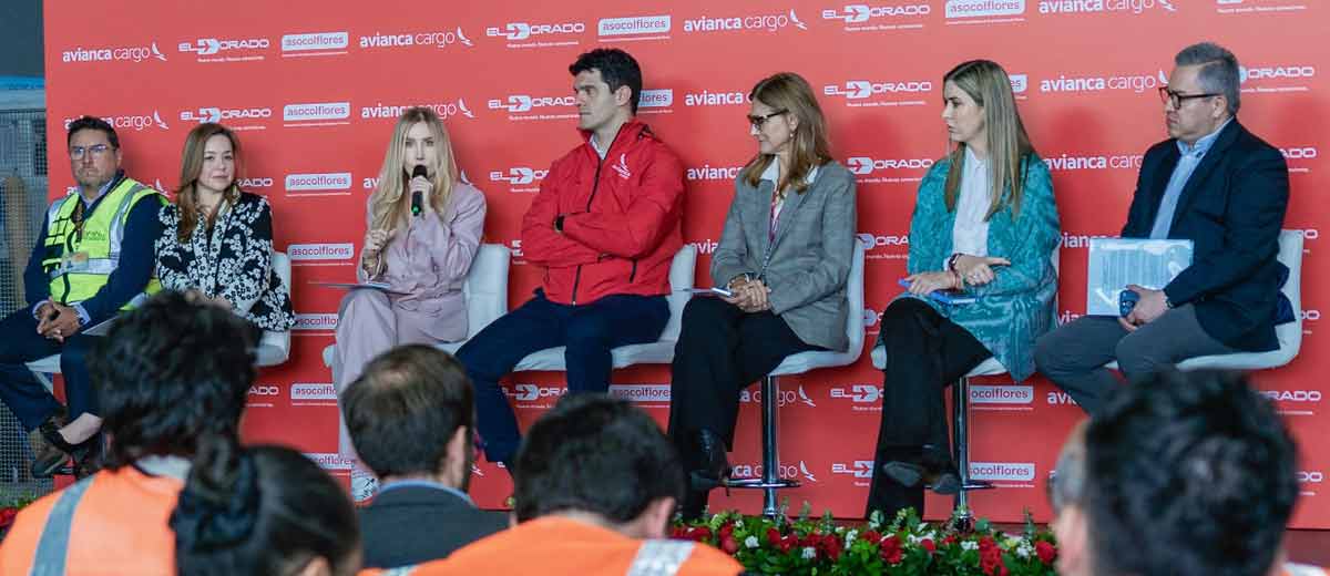 Descripción imagen: Ministra Diana Morales junto a tres mujeres y tres hombres, sentados en sillas en el escenario, hablando al público.