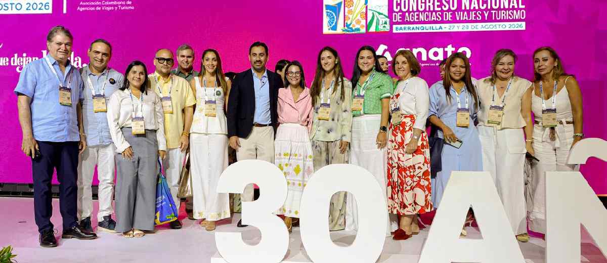 Descripción imagen: Alrededor de 14 personas, entre hombres y mujeres, posando para la foto.