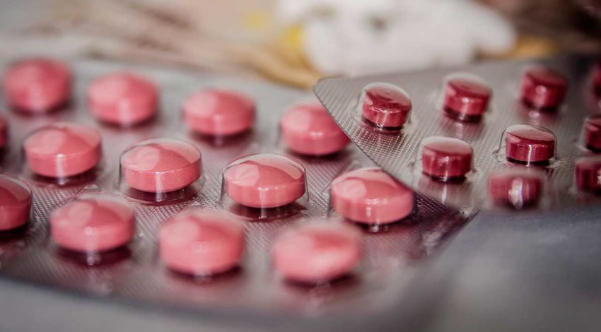 Pastillas rojas empaquetadas en sobre de aluminio.