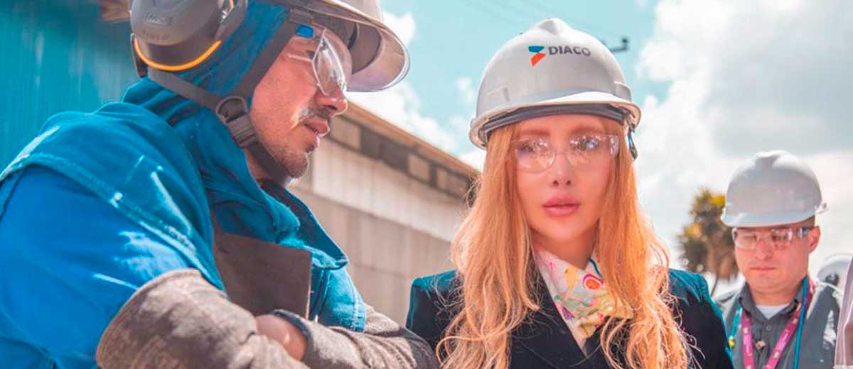 Descripción imagen: Ministra Diana Morales, con elementos de seguridad, hablando con industriales de acero.