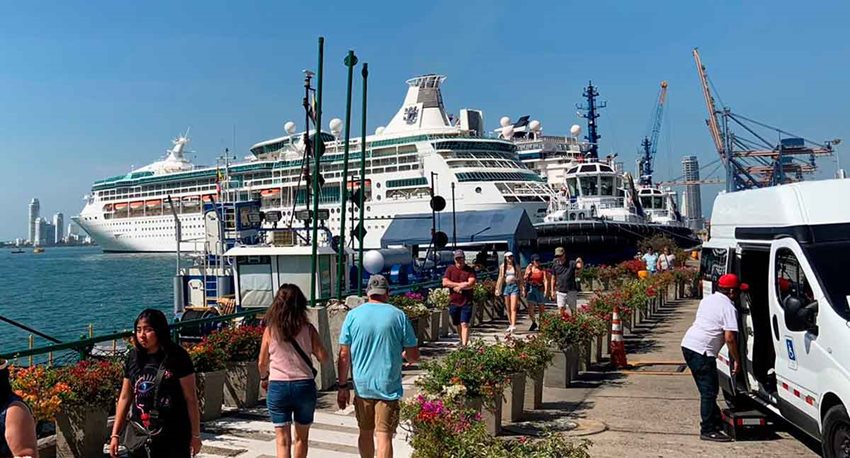 Crucero blanco aparcando en el puerto.