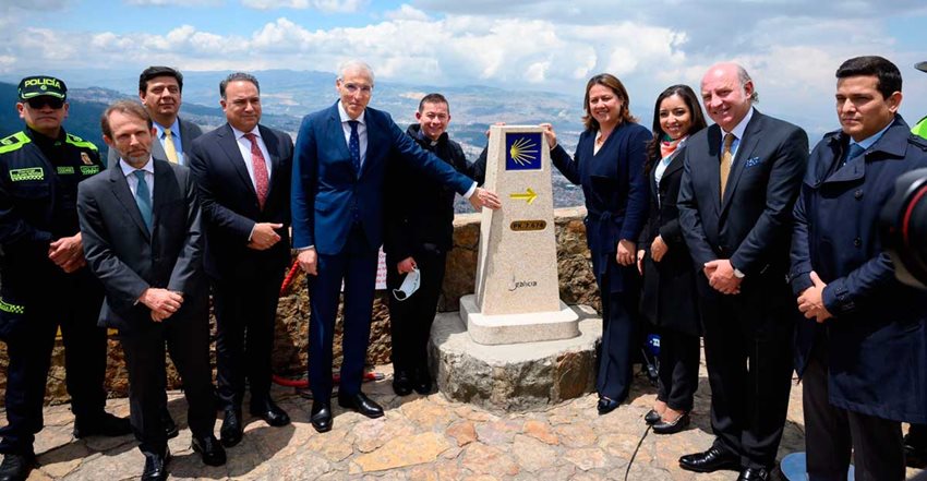Ministra Lombana junto a funcionarios de los gobiernos de Colombia y Galicia en la entrega del el Hito Xacobeo