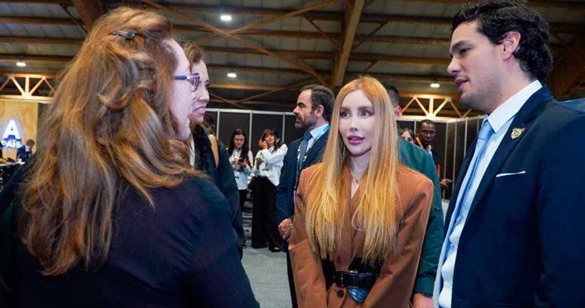 Ministra Diana Marcela Morales hablando con personas.