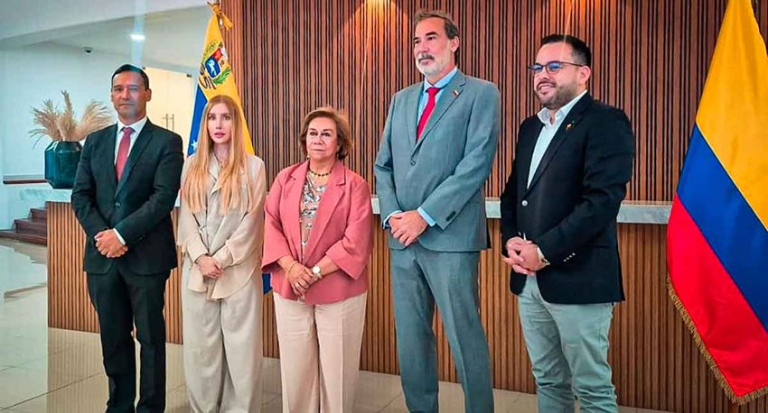 Ministra Diana Morales junto a diplomáticos de Venezuela y Colombia.