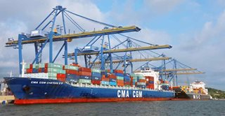 Barco azul cargado de contenedores de colores.