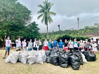 Ciudadanos y sector público privado recolectando basuras en playas del Chocó durante Colombia Limpia.