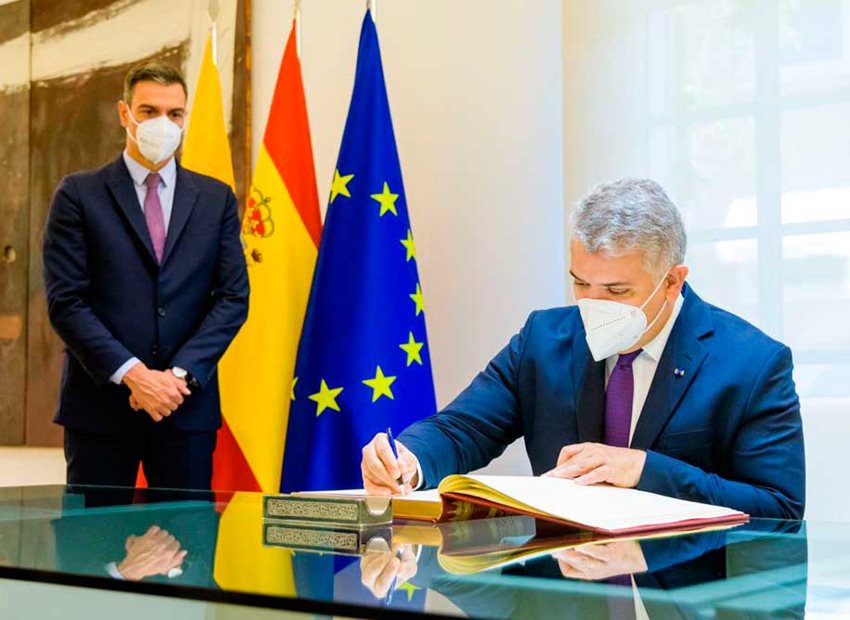 Presidente Iván Duque firmando el nuevo Acuerdo de Protección y Promoción Recíproca de Inversiones (APPRI).