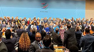 Hombres y mujeres de pie en el escenario posando para la foto.