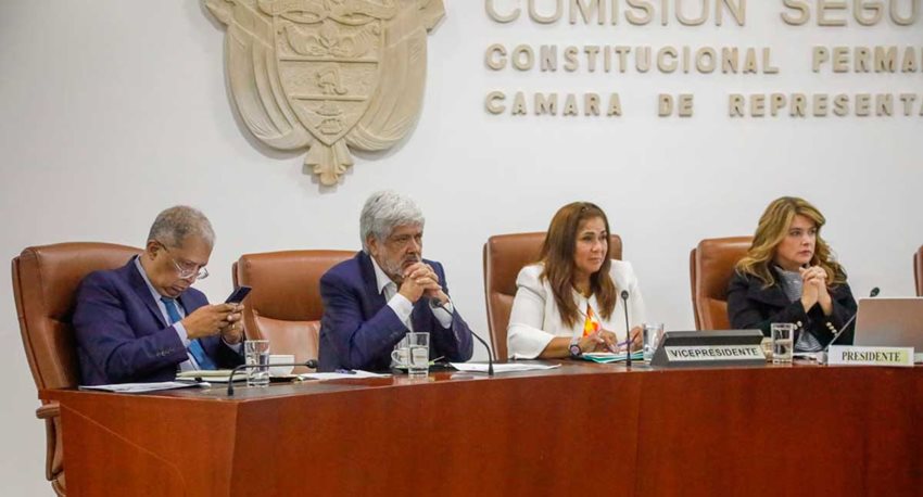 Ministro Germán Umaña aparece en el Congreso con representantes a la Cámara.