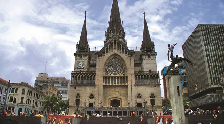 Fotografía de la fachada de la iglesia de Manizales en el parque principal de la ciudad.