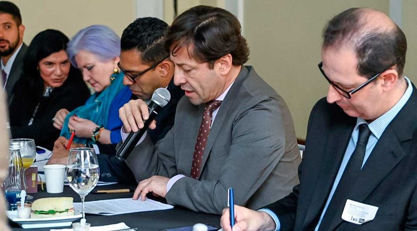 Viceministro de Comercio Exterior, Luis Felipe Quintero, hablando desde un micrófono en medio de una reunión.