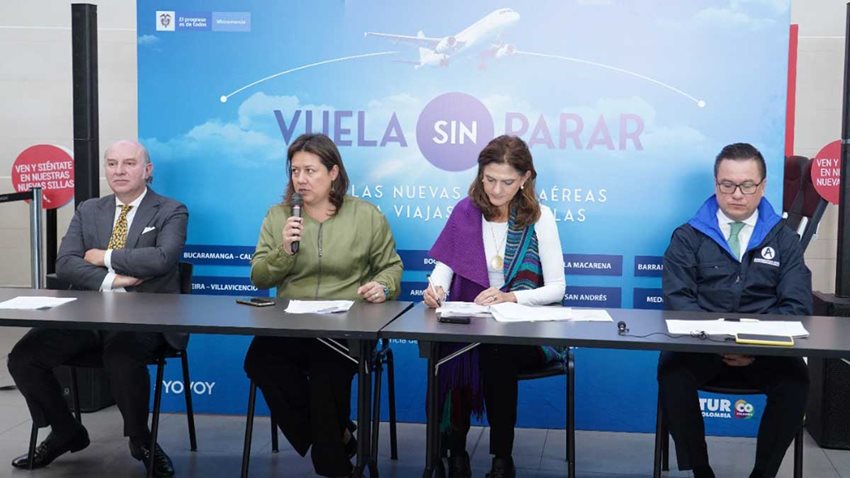 Ministra Ximena Lombana, junto a funcionarios del Gobierno, presentando las nuevas rutas aéreas del país.