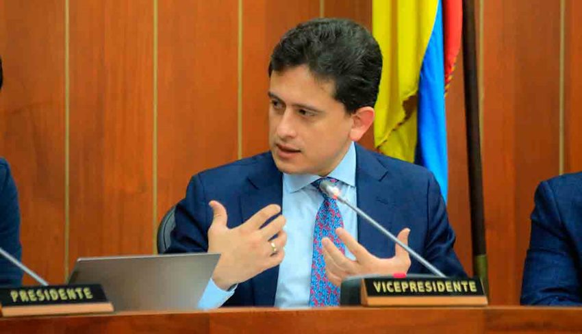 Luis Carlos Reyes, ministro de Comercio, Industria y Turismo., hablando a las personas por micrófono.