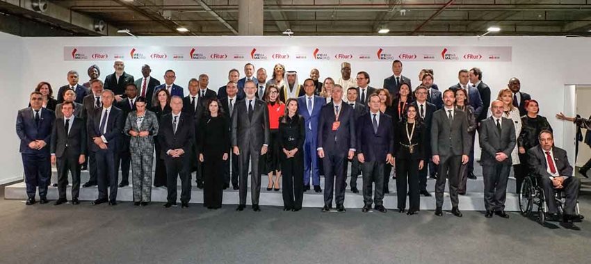 Hombres y mujeres, de traje formal, posando para la foto.