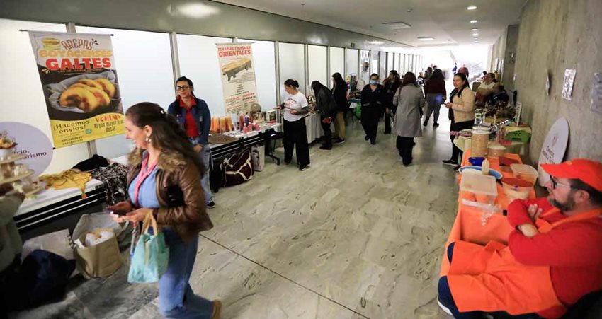 Mujeres y hombres en pasillos de oficinas, vendiendo sus productos e interactuando con clientes.