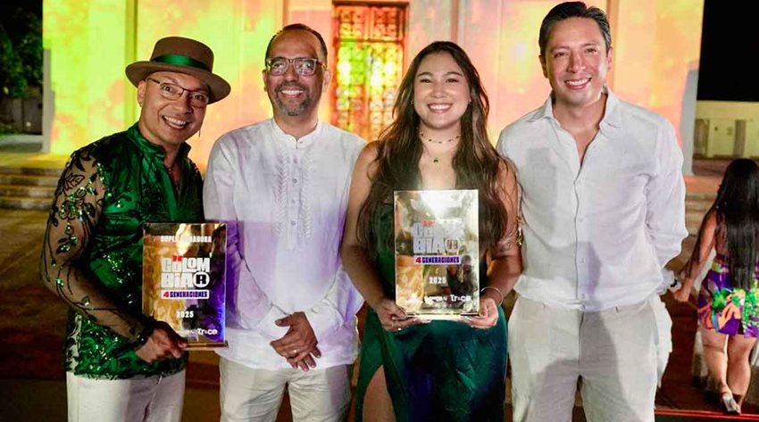 Tres hombres y una mujer posando para la foto, con premios en las manos.