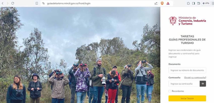 Lado izquierdo foto de personas en el campo observando al cielo con binoculares; al lado derecho, plataforma.