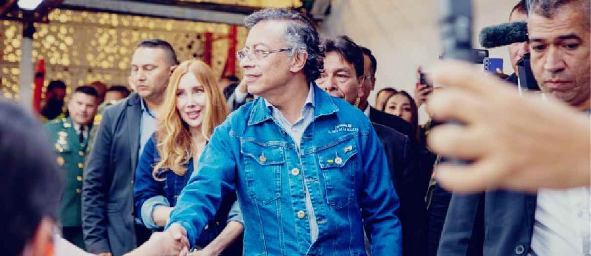Descripción imagen: Presidente Gustavo Petro, junto a la ministra Diana Morales, dándole la mano a la gente para saludarla.