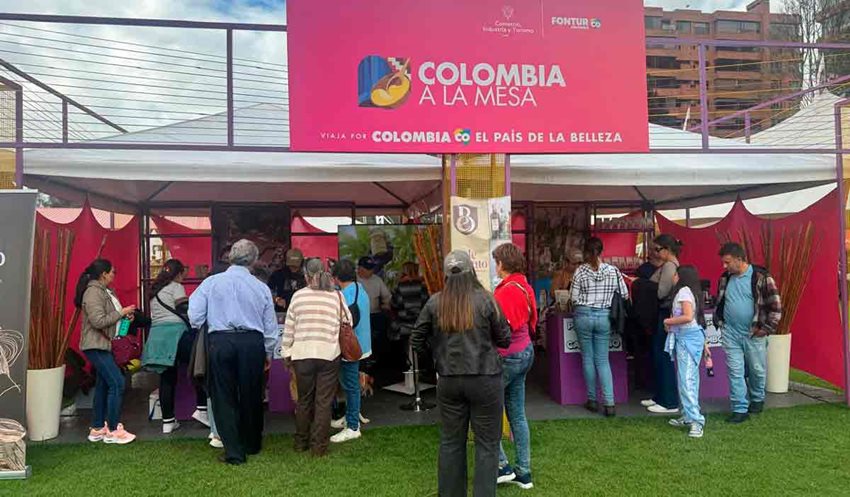 Personas visitando carpa de Colombia a la Mesa.