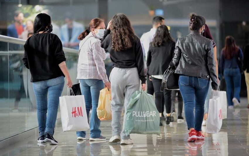 Mujeres cargando sus bolsas con compras en el tercer día sin IVA 2021.