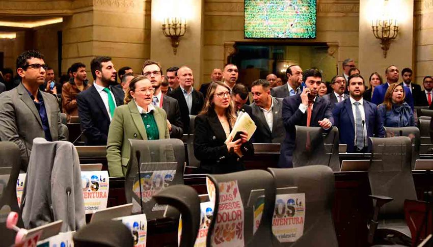 Hombres y mujeres de pie en medio de las instalaciones del Congreso.