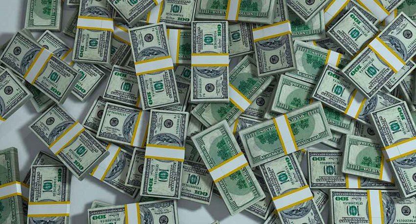 Muchos fajos de billetes de cien dólares.