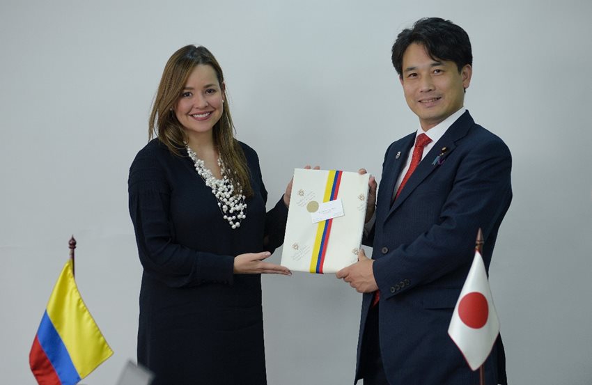 Viceministra Laura Valdivieso con Hirofumi Takinami, su homólogo de Economía, Comercio e Industrias de Japón.