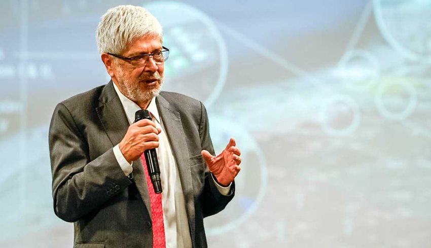 Ministro de Comercio, Industria y Turismo, Germán Umaña, hablando desde un micrófono.