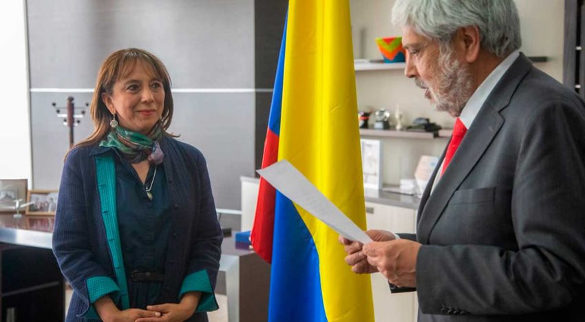 Soraya Caro toma posesión como viceministra de Desarrollo Empresarial, ante el ministro Germán Umaña.