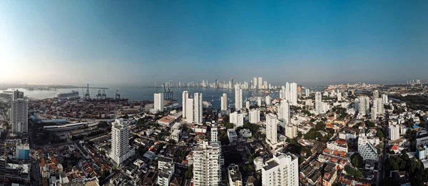 Panorámica de ciudad, al lado del mar.