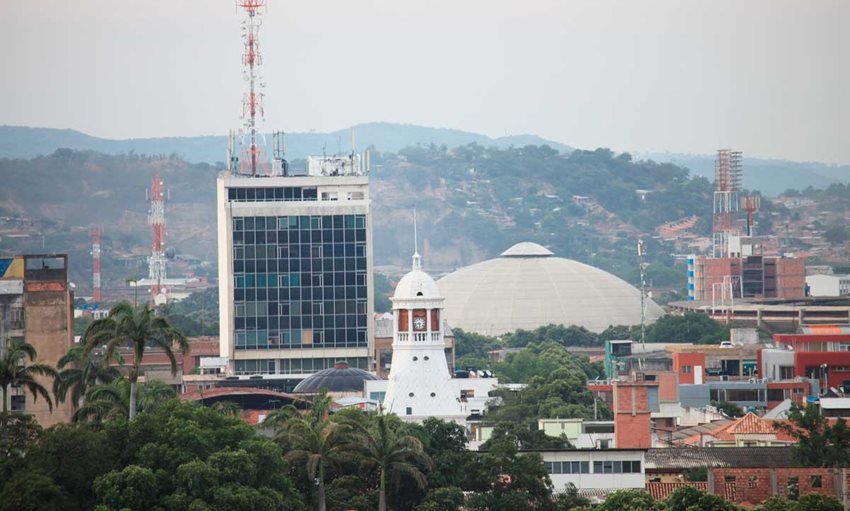 Panorámica de Cúcuta, en donde se ve la cúpula de una iglesia.