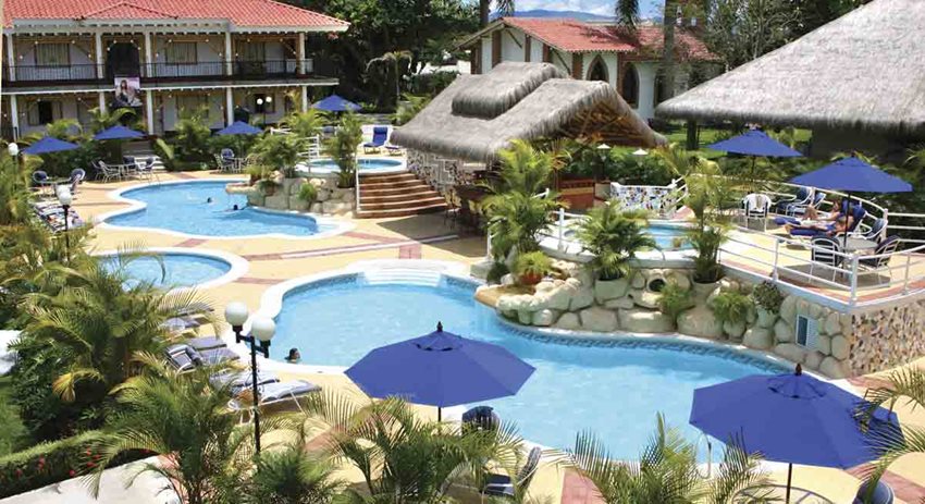 Fotografía de la zona de piscinas de un hotel.